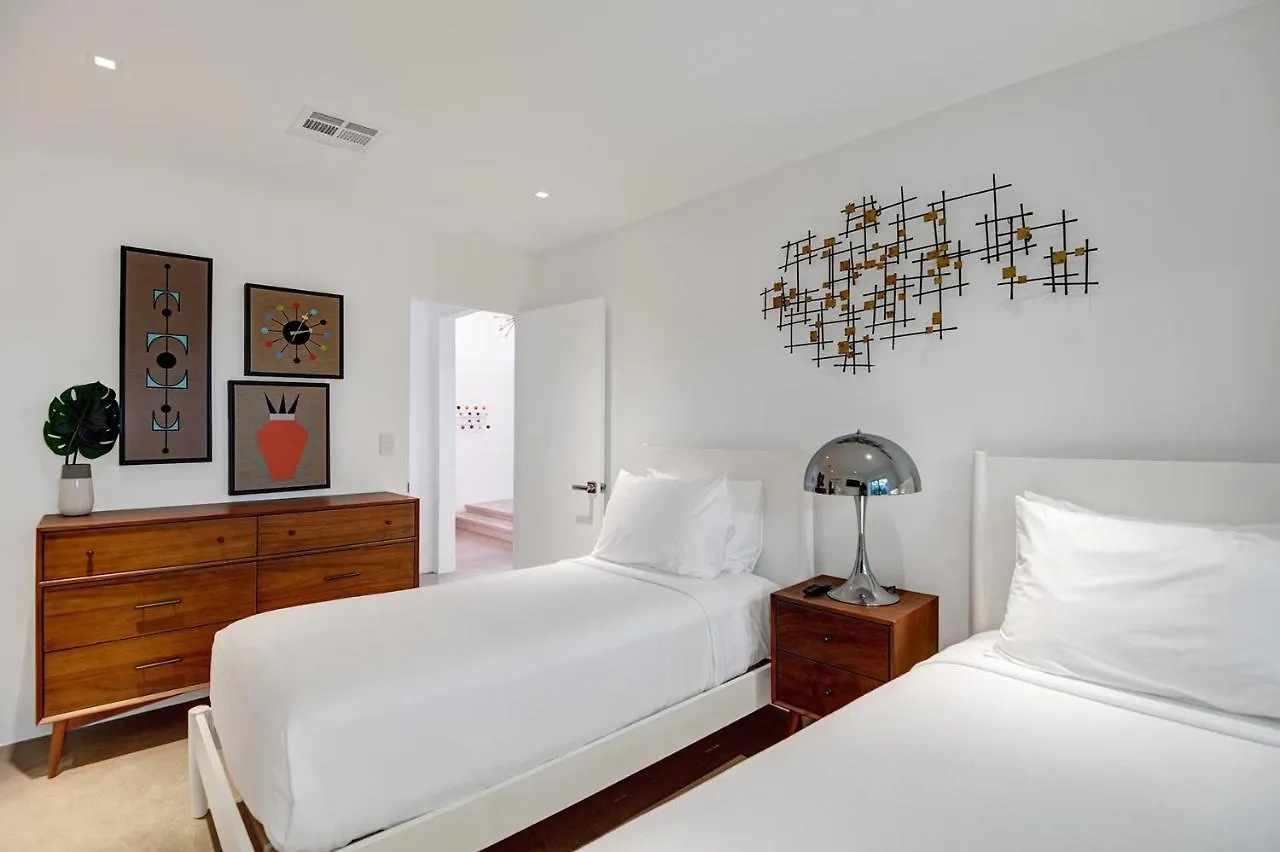 Ultra Luxury Resort Like Compound Pool, Spa, Fire Pit- Close To Everything- 4Bd/2.5Bth Palm Springs