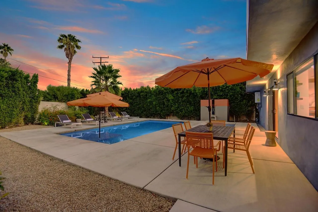 Ultra Luxury Resort Like Compound Pool, Spa, Fire Pit- Close To Everything- 4Bd/2.5Bth Palm Springs